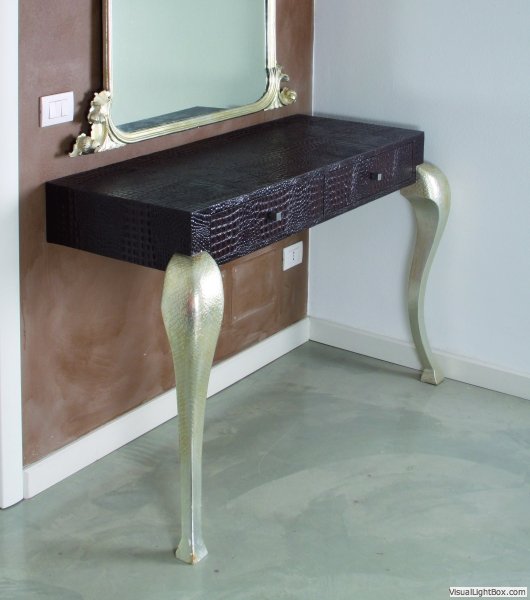 Consolle rivestita in pelle e gambe in foglia d’argento in rilievo