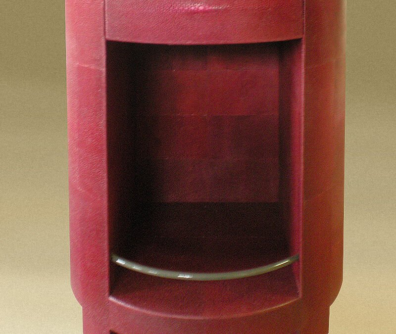 Comodino ricoperto in galuchat rosa