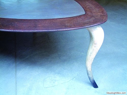 Tavolino basso con gambe in corno