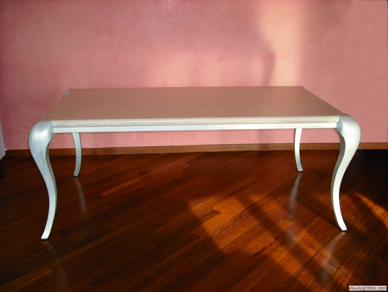 Tavolo in rovere sbiancato e gambe in foglia argento