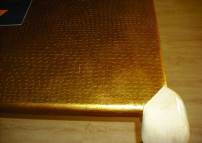 Tavolo decorato in foglia oro a rilievo e gambe rivestite in pergamena